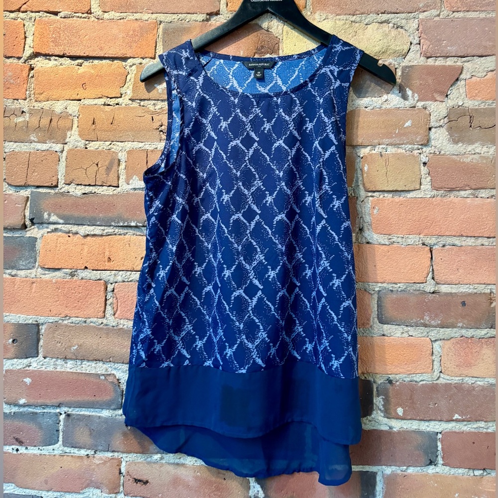 Women’s Blue Patterned Banana Republic Sleeveless Top with High-Low Hem. Medium.